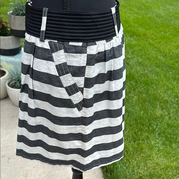 Forever 21 Black and White Mini Skirt - Picture 2 of 3